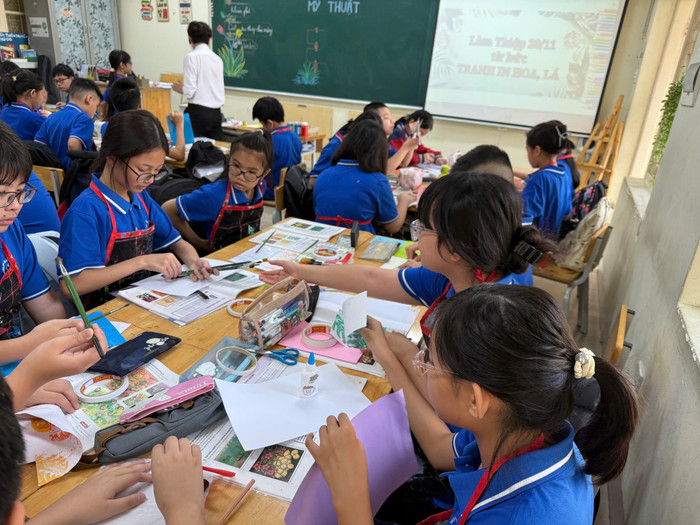 Theo Chương trình GDPT 2018, học sinh học môn Mỹ thuật được học nhiều nội dung liên quan chứ không chỉ học vẽ cơ bản. Ảnh: NVCC z6071062791453_824e0e9f757dcbc8542ffe7998d7ad13.jpg