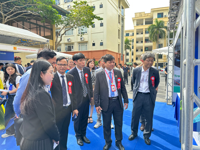 Các đại biểu tham quan tại không gian triển lãm. gdvn_20.JPG