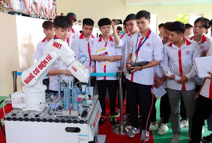 Luật Nhà giáo cần bổ sung thêm quy định về việc đào tạo ngành nghề liên quan đến công nghệ và kỹ thuật. Ảnh minh họa: HHT cđ công nghệ cao HN.jpg
