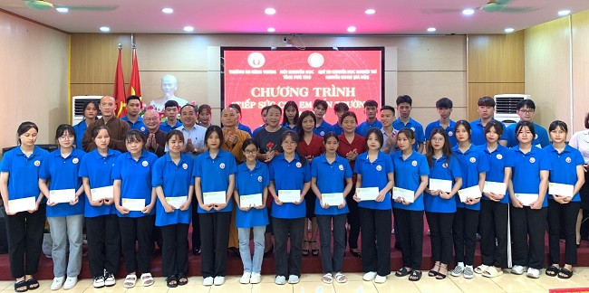Trường Đại học Hùng Vương có nhiều chính sách hỗ trợ tài chính cho sinh viên. Ảnh minh họa: website nhà trường kh6.jpg