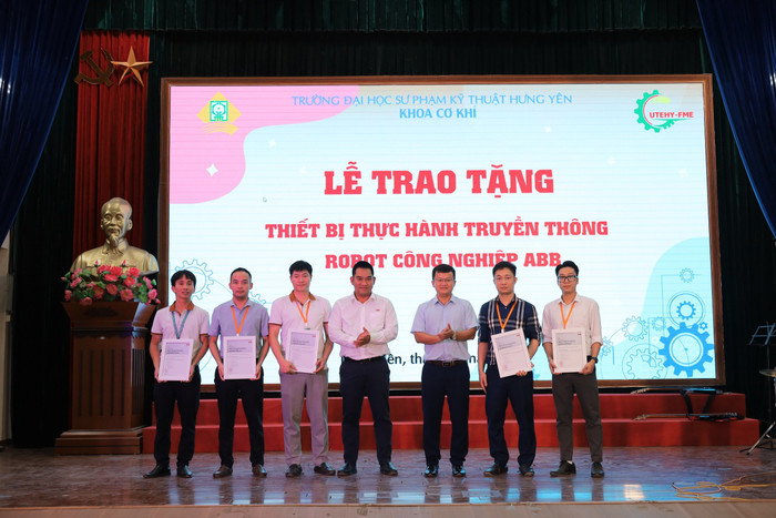 Trường Đại học Sư phạm Kỹ thuật Hưng Yên ghi nhận nhiều sự hỗ trợ từ Công ty Trách nhiệm hữu hạn ABB Automation and Electrification Việt Nam. Ảnh: NTCC z5569608091699_6a39ac9655cf6f677d8ec9ea32efe3e2.jpg