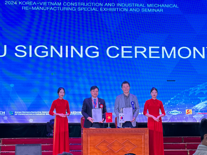 Phó giáo sư, Tiến sĩ Phạm Văn Đông - Phó Hiệu trưởng Trường Đại học Công nghiệp Hà Nội ký biên bản ghi nhớ với Đại học Chosun (Hàn Quốc). gdvn_9.jpeg