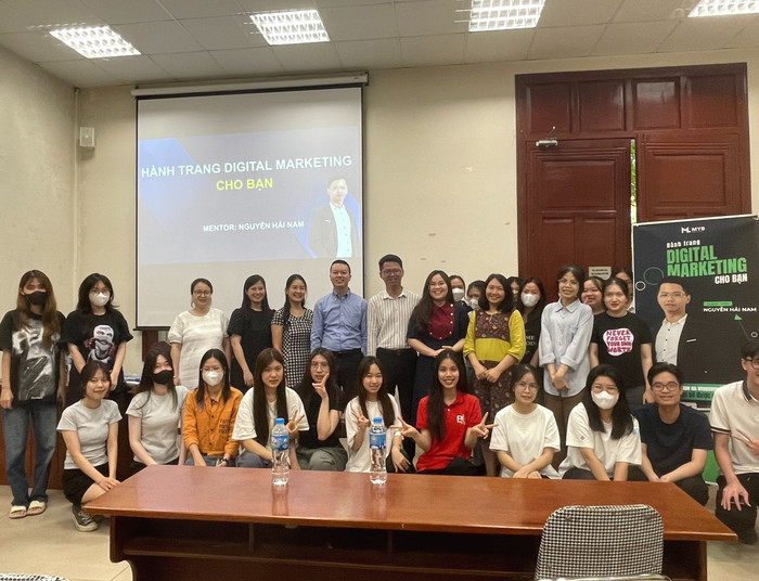 Sinh viên chuyên ngành Marketing số, Học viện Ngân hàng trong buổi chia sẻ cùng chuyên gia Nguyễn Hải Nam. Ảnh: NTCC z5701396448242_3dbc7d78e24987fa916cd4f7e89fbdc2.jpg