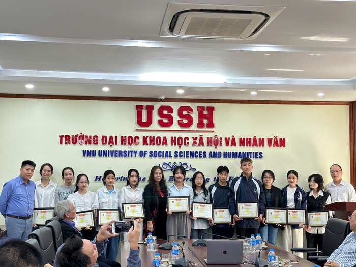 Các sinh viên nhận giải thưởng Phan Hữu Dật taoanhdep_lam_net_anh_80375.jpeg