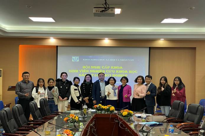 Thầy cô, sinh viên khoa Chính trị học, Trường Đại học Thủ đô tại Hội nghị sinh viên nghiên cứu khoa học và Sáng tạo khởi nghiệp hàng năm - Ảnh : website trường đh thủ đô.jpeg