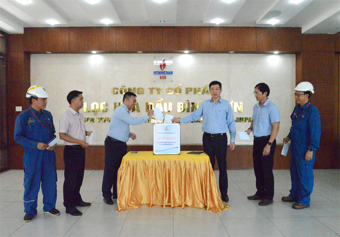 Ban lãnh đạo và người lao động đang làm việc tại Nhà máy lọc dầu Dung Quất (Quảng Ngãi) ủng hộ đồng bào bão lũ lụt 8.jpeg
