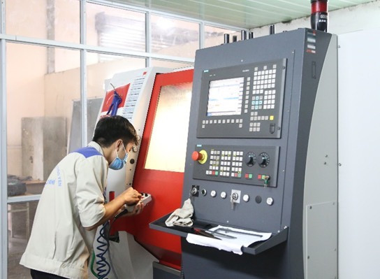Sinh viên thực hành ngay tại xưởng của nhà trường. Ảnh: NTCC công nghệ ctm.JPG