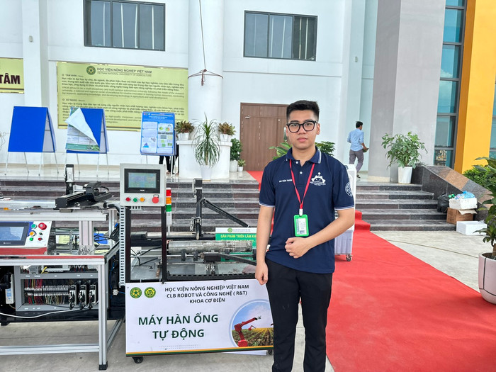 Bạn An Văn Tuấn (sinh viên năm cuối khoa Cơ - Điện, Học viện Nông nghiệp Việt Nam) - tác giả tác phẩm Máy hàn ống tự động. Ảnh: Đào Hiền gdvn_sv2.jpg
