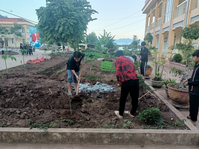 Thầy trò trường phổ thông dân tộc bán trú Trung học cơ sở Huổi Lếch. Ảnh minh họa: LC Thầy trò trường phổ thông dân tộc bán trú Trung học cơ sở Huổi Lếch. Ảnh minh họa: LC