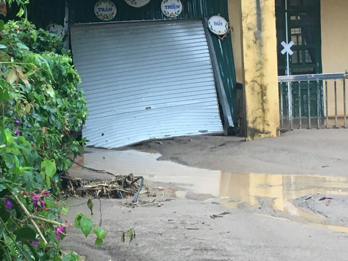 Trường mầm non bị hư hại nặng. Trường mầm non bị hư hại nặng.