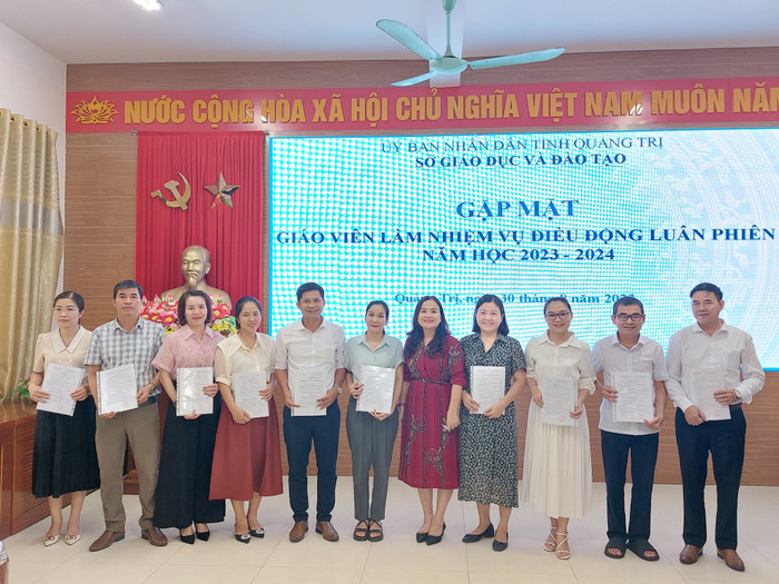 Giám đốc Sở Giáo dục và Đào tạo Quảng Trị gặp mặt động viên, trao quyết định điều động luân chuyển cho các thầy cô giáo lên vùng cao dạy học. Ảnh: Sở Giáo dục và Đào tạo Quảng Trị Giám đốc Sở Giáo dục và Đào tạo Quảng Trị gặp mặt động viên, trao quyết định điều động luân chuyển cho các thầy cô giáo lên vùng cao dạy học. Ảnh: Sở Giáo dục và Đào tạo Quảng Trị