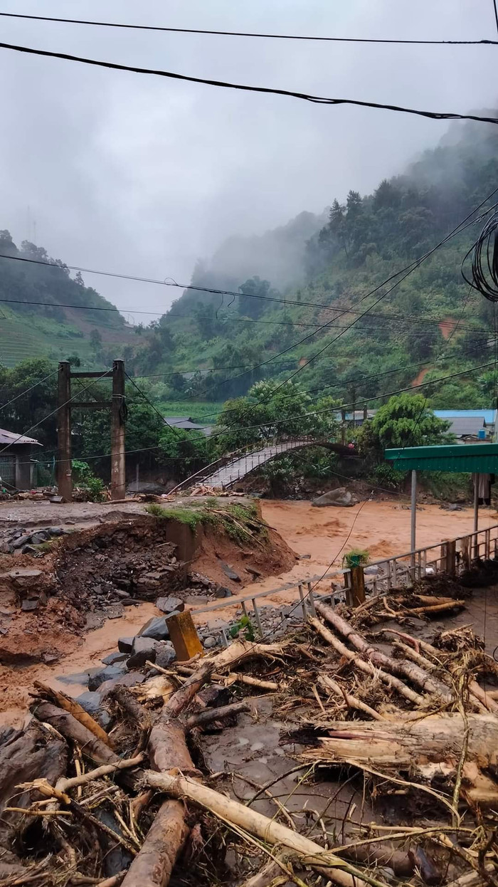 Hiện xã Hổ Bốn vẫn bị cô lập do giao thông bị hư hại hoàn toàn. Hiện xã Hổ Bốn vẫn bị cô lập do giao thông bị hư hại hoàn toàn.