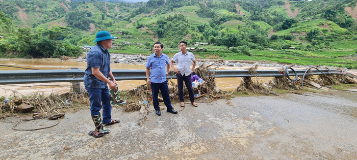 Ông Đào Anh Tuấn - Phó Giám đốc Sở Giáo dục và Đào tạo Yên Bái (đứng giữa) đang kiểm tra công tác khắc phục hậu quả bão lũ. Ông Đào Anh Tuấn - Phó Giám đốc Sở Giáo dục và Đào tạo Yên Bái (đứng giữa) đang kiểm tra công tác khắc phục hậu quả bão lũ.