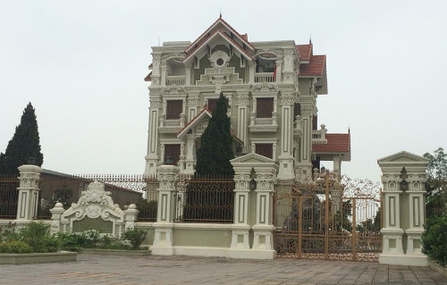 Công trình không giấy phép, mọc trên đất lấn chiếm ngay cạnh Quốc lộ 1A tại huyện Phú Xuyên, TP. Hà Nội. Ảnh: Phan Thiên Công trình không giấy phép, mọc trên đất lấn chiếm ngay cạnh Quốc lộ 1A tại huyện Phú Xuyên, TP. Hà Nội. Ảnh: Phan Thiên