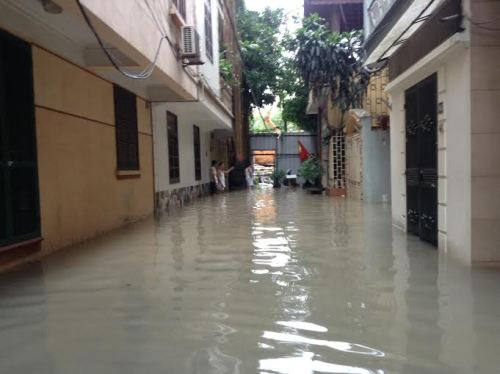Mỗi khi trời mưa cả khu dấn phố lại phải sống chung với nước Ảnh: nvcc Mỗi khi trời mưa cả khu dấn phố lại phải sống chung với nước Ảnh: nvcc