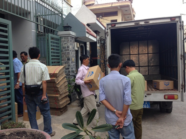 Lực lượng chức năng tạm giữ hàng chục ngàn gói khăn giấy ướt có dấu hiệu làm giả từ nhà vệ sinh.