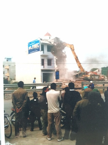 Cuối năm 2011 toàn bộ công trình xây dựng sai phép trên đất lấn chiếm tại Kiều Đoài đều bị cưỡng chế Ảnh: tư liệu Cuối năm 2011 toàn bộ công trình xây dựng sai phép trên đất lấn chiếm tại Kiều Đoài đều bị cưỡng chế Ảnh: tư liệu