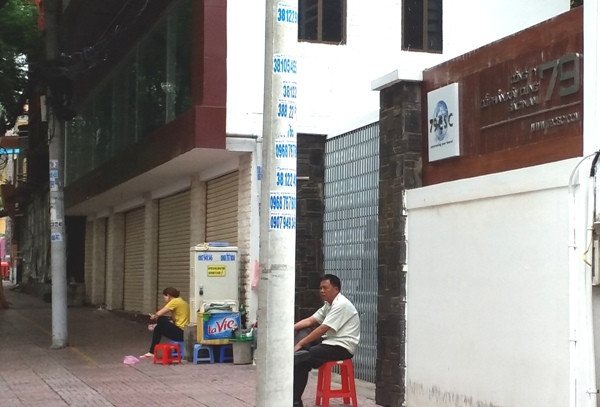 Mặc dù chưa thực hiện xong các thủ tục của dự án nhưng Công ty Bắc Nam 79 đã "chiếm giữ" khu đất và treo biển hiệu Công ty tại số 8 Nguyễn Trung Trực. Ảnh: Duy Phong Mặc dù chưa thực hiện xong các thủ tục của dự án nhưng Công ty Bắc Nam 79 đã "chiếm giữ" khu đất và treo biển hiệu Công ty tại số 8 Nguyễn Trung Trực. Ảnh: Duy Phong