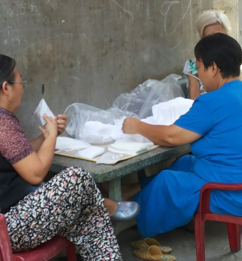 Vô bao bì khăn ướt ngay bên vĩa hè đường Phạm Thế Hiển, quận 8, TP HCM