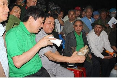 Ông Dương Quyết Thắng (áo xanh) ngồi cạnh &quot;cậu Thủy&quot; trong một lần tìm kiếm, tập kết phần mộ Liệt sĩ. Ảnh: NHCSXH