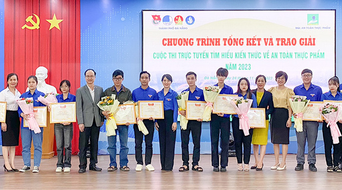 Ban tổ chức trao giải cho các cá nhân và tập thể xuất sắc. Ảnh: danang.gov.vn