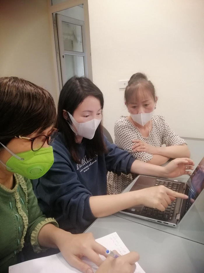 Để tổ chức hoạt động dạy và học qua mạng internet đảm bảo chất lượng, hiệu quả, ngoài việc nhà trường phải đầu tư hạ tầng kỹ thuật, các thầy cô giáo cũng vất vả hơn nhiều trong chuẩn bị bài giảng và thực hiện giảng dạy. Ảnh do nhà trường cung cấp.