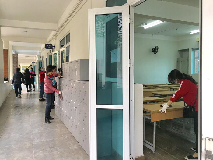 Học sinh nghỉ phòng dịch Covid-19, các thầy cô trường Lương Thế Vinh vẫn thường xuyên có mặt làm công tác vệ sinh, khử khuẩn lớp học để sẵn sàng đón các em trở lại khi hết dịch. Ảnh do nhà trường cung cấp.