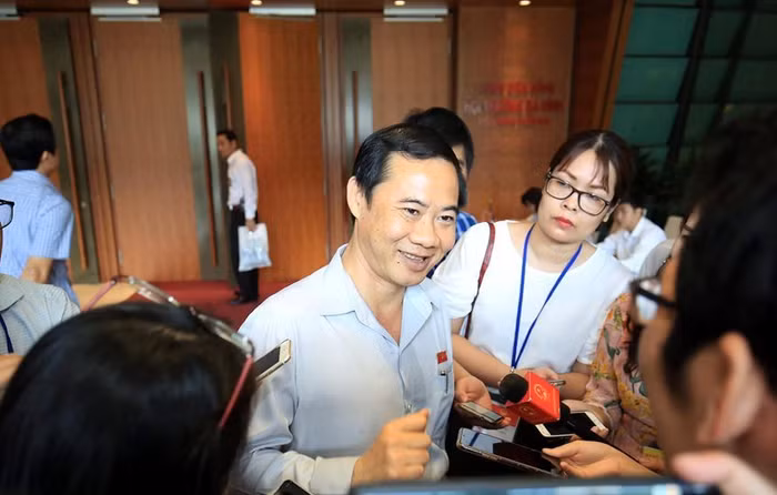 Đại biểu Nguyễn Thái Học trả lời bên hành lang Quốc hội. Ảnh: N.Y
