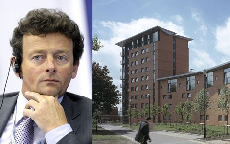 8. Đại học Aston: Ngôi trường nổi tiếng có trụ sở tại thành phố Birmingham này từng đào tạo 2,3% triệu phú. Nổi tiếng nhất trong số này phải kể đến cựu ông chủ tập đoàn BP Tony Hayward, người theo học ngành Địa chất ở đây. Ông từng được BP trả mức lương hàng năm trên 1 triệu bảng và bỏ túi khoản thưởng 2 triệu bảng vào năm 2009. 8. Đại học Aston: Ngôi trường nổi tiếng có trụ sở tại thành phố Birmingham này từng đào tạo 2,3% triệu phú. Nổi tiếng nhất trong số này phải kể đến cựu ông chủ tập đoàn BP Tony Hayward, người theo học ngành Địa chất ở đây. Ông từng được BP trả mức lương hàng năm trên 1 triệu bảng và bỏ túi khoản thưởng 2 triệu bảng vào năm 2009.