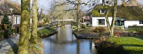 Giethoorn có thể được coi là ngôi làng yên bình, thơ mộng nhất trên thế giới vì nó nổi hoàn toàn trên mặt nước, không có đường cái. Giethoorn được mệnh danh là Venice của Hà Lan. Giethoorn có thể được coi là ngôi làng yên bình, thơ mộng nhất trên thế giới vì nó nổi hoàn toàn trên mặt nước, không có đường cái. Giethoorn được mệnh danh là Venice của Hà Lan.