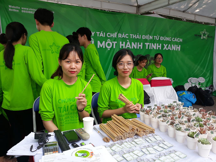 Ưu tiên lựa chọn các sản phẩm tái chế, thân thiện với môi trường. Ảnh minh họa: Báo Hà Nội mới Ưu tiên lựa chọn các sản phẩm tái chế, thân thiện với môi trường. Ảnh minh họa: Báo Hà Nội mới
