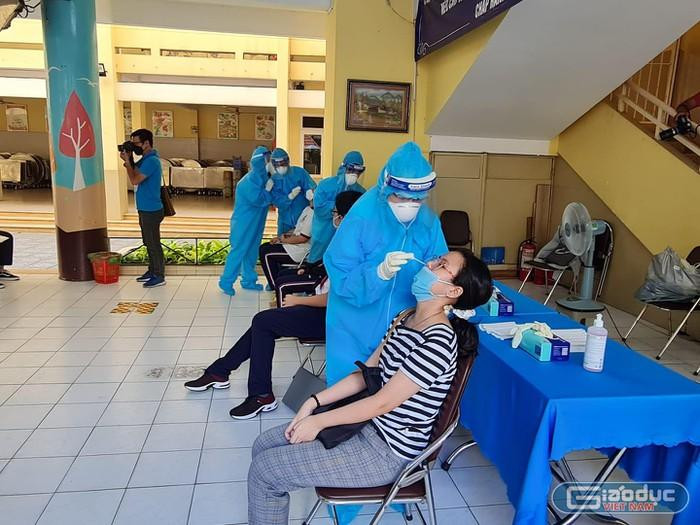 Việc tầm soát xét nghiệm giúp phát hiện sớm nguồn lây nhiễm để cách ly, khoanh vùng, dập dịch kịp thời, tránh việc giãn cách kéo dài trên phạm vi rộng. Ảnh minh họa: giaoduc.net.vn Việc tầm soát xét nghiệm giúp phát hiện sớm nguồn lây nhiễm để cách ly, khoanh vùng, dập dịch kịp thời, tránh việc giãn cách kéo dài trên phạm vi rộng. Ảnh minh họa: giaoduc.net.vn