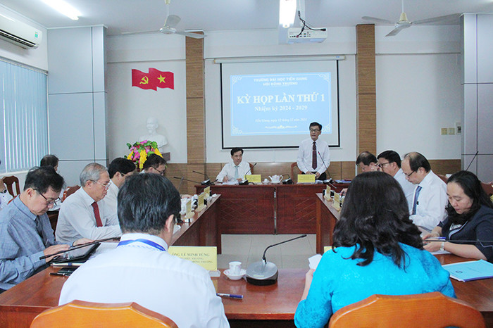 Ngày 12/12/2024, Hội đồng trường Trường Đại học Tiền Giang nhiệm kỳ 2024-2029 đã tổ chức kỳ họp lần thứ nhất nhằm tập trung thảo luận, cho ý kiến và thông qua các nội dung quan trọng cho nhiệm kỳ mới. Ảnh: Trường Đại học Tiền Giang 5_hop-hoi-dong-truong-lan-1.jpg