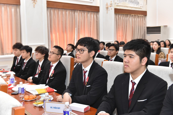 Các em học sinh đạt thành tích xuất sắc tại các kỳ thi Olympic và Khoa học kỹ thuật quốc tế năm 2024. Ảnh: Trần Hiệp NTH_3188.JPG
