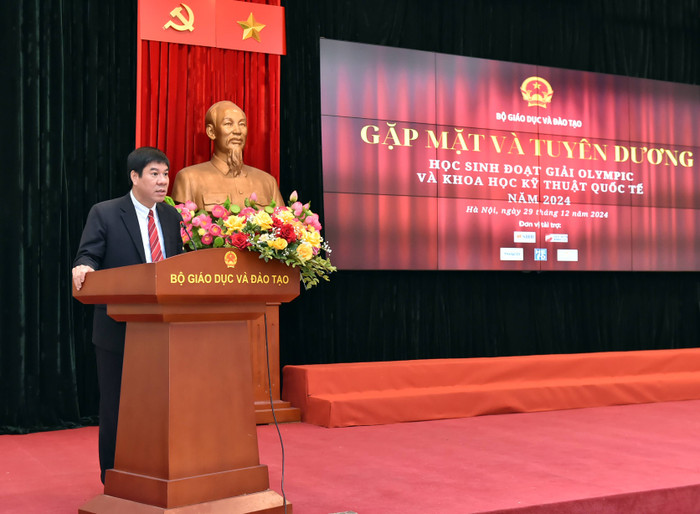 Giáo sư, Tiến sĩ Huỳnh Văn Chương - Cục trưởng Cục Quản lý chất lượng, Bộ Giáo dục và Đào tạo báo cáo tại buổi lễ. Ảnh: Trần Hiệp NTH_3138.JPG