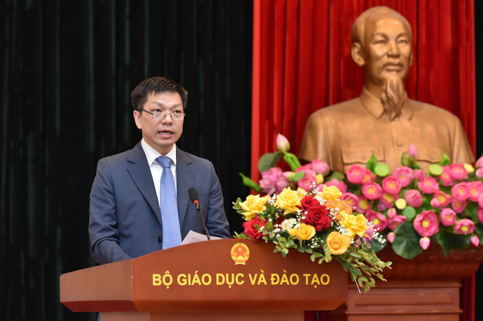 Phó Giáo sư, Tiến sĩ Đinh Đoàn Long - Chủ tịch Hội đồng trường, Trường Đại học Y Dược - Đại học Quốc gia Hà Nội đại diện các giáo viên có học sinh đoạt giải phát biểu. Ảnh: Trần Hiệp NTH_3367.JPG