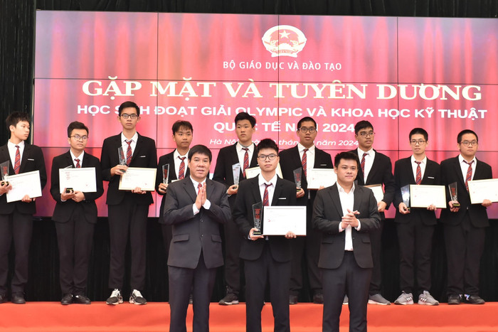 Giáo sư, Tiến sĩ Huỳnh Văn Chương, Cục trưởng Cục Quản lý chất lượng (Bộ Giáo dục và Đào tạo) trao quà cho các học sinh tham gia dự thi Olympic quốc tế và khu vực. Ảnh: Trần Hiệp nth-3346-61147.jpg