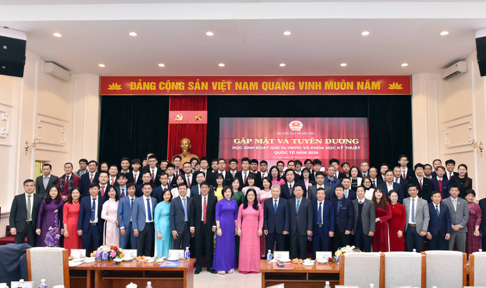 Các đại biểu và các em học sinh tham dự buổi lễ chụp ảnh lưu niệm. Ảnh: Trần Hiệp NTH_3454.JPG