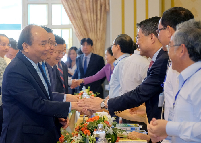 Thủ tướng bắt tay các đại biểu dự Hội nghị. (Ảnh: VGP) Thủ tướng bắt tay các đại biểu dự Hội nghị. (Ảnh: VGP)