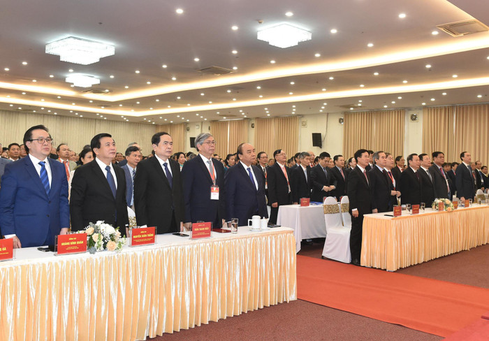 Các đại biểu làm lễ chào cờ. Ảnh: VGP