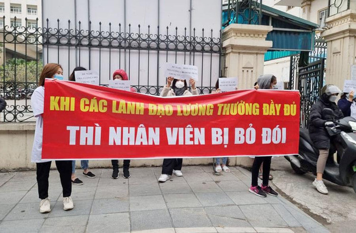 Người lao động căng băng rôn cầu cứu nhiều ngày mới được trả một phần lương. Ảnh: Người lao động Người lao động căng băng rôn cầu cứu nhiều ngày mới được trả một phần lương. Ảnh: Người lao động