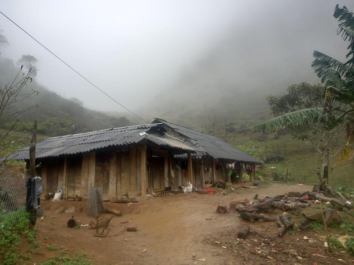 Nhà chồng Dế nằm heo hút trong sườn đồi quanh năm nghèo khó. Ảnh: Thái Hồng Nhà chồng Dế nằm heo hút trong sườn đồi quanh năm nghèo khó. Ảnh: Thái Hồng