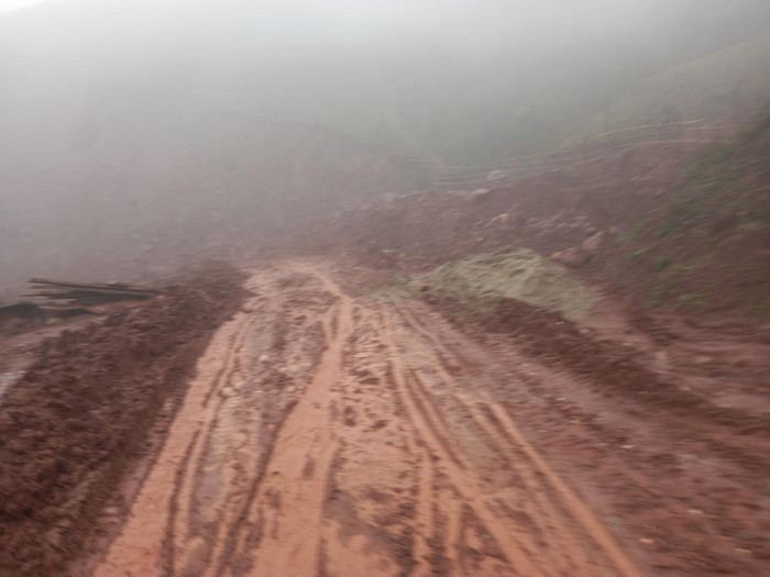 Đường vào nhà Dế. Ảnh: Thái Hồng Đường vào nhà Dế. Ảnh: Thái Hồng