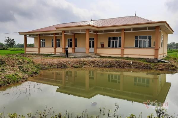 Trường Mầm non Hoa Hồng ở xã Hải Lệ, hoàn thành vào tháng 2/2020 nhưng bị bỏ hoang từ đó đến nay. Ảnh: Vietnamnet Trường Mầm non Hoa Hồng ở xã Hải Lệ, hoàn thành vào tháng 2/2020 nhưng bị bỏ hoang từ đó đến nay. Ảnh: Vietnamnet