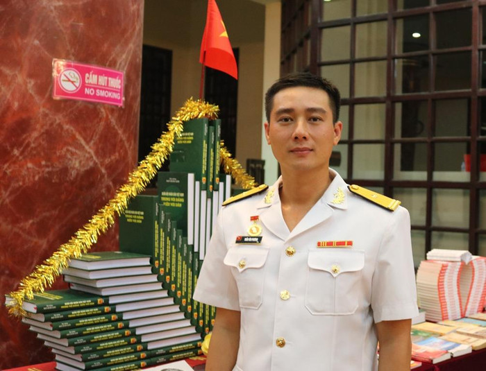 Thiếu tá Trần Văn Phương - Phó thuyền trưởng Tàu ngầm 184 - Hải Phòng (Lữ đoàn Tàu ngầm 189, Quân chủng Hải quân) trong lần ra Hà Nội dự Hội nghị 5 năm thực hiện Cuộc vận động “Phát huy truyền thống, cống hiến tài năng, xứng danh Bộ đội Cụ Hồ” gắn với học tập và làm theo tư tưởng, đạo đức, phong cách Hồ Chí Minh. Ảnh: Đỗ Thơm Thiếu tá Trần Văn Phương - Phó thuyền trưởng Tàu ngầm 184 - Hải Phòng (Lữ đoàn Tàu ngầm 189, Quân chủng Hải quân) trong lần ra Hà Nội dự Hội nghị 5 năm thực hiện Cuộc vận động “Phát huy truyền thống, cống hiến tài năng, xứng danh Bộ đội Cụ Hồ” gắn với học tập và làm theo tư tưởng, đạo đức, phong cách Hồ Chí Minh. Ảnh: Đỗ Thơm