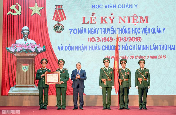 Học viện Quân y vinh dự đón nhận Huân chương Hồ Chí Minh lần thứ hai . Ảnh: VGP Học viện Quân y vinh dự đón nhận Huân chương Hồ Chí Minh lần thứ hai . Ảnh: VGP