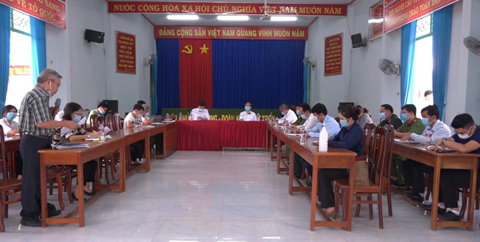 Ông Nguyễn Văn Dành, Tỉnh ủy viên, Bí thư Thị ủy Tân Uyên chủ trì buổi họp khẩn với Ban Chỉ đạo phòng, chống dịch Covid-19 thị xã Tân Uyên. Ảnh: Hữu Đức Ông Nguyễn Văn Dành, Tỉnh ủy viên, Bí thư Thị ủy Tân Uyên chủ trì buổi họp khẩn với Ban Chỉ đạo phòng, chống dịch Covid-19 thị xã Tân Uyên. Ảnh: Hữu Đức