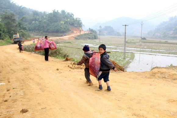 Chỉ vì cái sự "ngại kiện cáo", "cầu toàn" của vị Chủ tịch Huyện mà các em học sinh nghèo mất đi cơ hội được nhận quà từ thiện. Ảnh: An Ninh Thủ đô Chỉ vì cái sự "ngại kiện cáo", "cầu toàn" của vị Chủ tịch Huyện mà các em học sinh nghèo mất đi cơ hội được nhận quà từ thiện. Ảnh: An Ninh Thủ đô