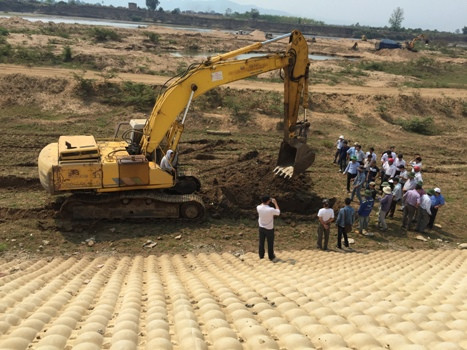 Một trong nhiều điểm được đào xới để kiểm tra. Ảnh: Hòa Bình Một trong nhiều điểm được đào xới để kiểm tra. Ảnh: Hòa Bình