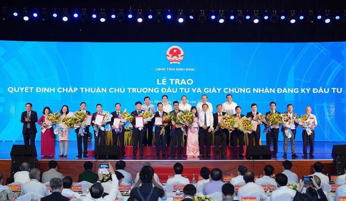 Thủ tướng đã chứng kiến lãnh đạo tỉnh Bình Định trao quyết định chấp thuận chủ trương đầu tư, giấy chứng nhận đăng ký đầu tư cho 15 dự án. Ảnh: VGP Thủ tướng đã chứng kiến lãnh đạo tỉnh Bình Định trao quyết định chấp thuận chủ trương đầu tư, giấy chứng nhận đăng ký đầu tư cho 15 dự án. Ảnh: VGP